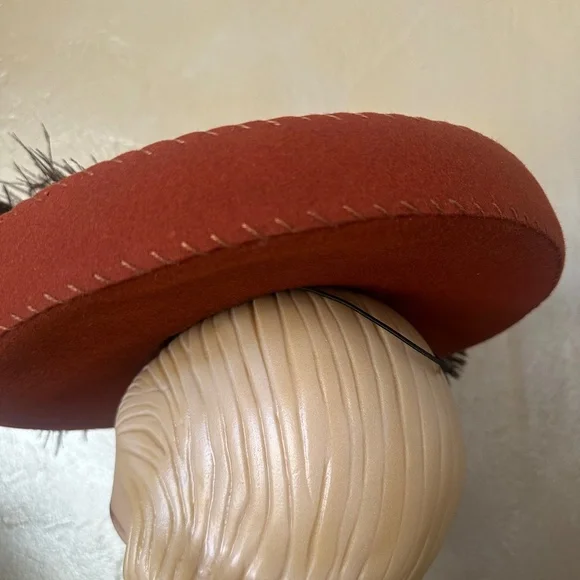 RAVISHING 1940s' CINNAMON COLOR TILT FELT HAT WITH LARGE BROWN FEATHERS + JEWEL